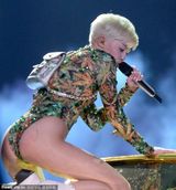 组图：麦莉个唱火辣出位 穿三角裤豪放自摸