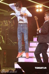 组图：萧敬腾唱《black or white》 向杰克逊致敬