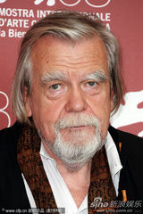 组图：《硬纸盒小镇》记者会 女主角光头造型抢眼