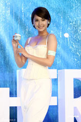 组图：杨丞琳低胸代言破封奶说 露沟大秀身材 