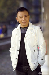 组图：吕一丁初冬温暖写真 温煦笑容熟男魅力