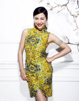 组图：江一燕迎春写真 人面桃花相映红