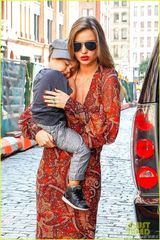 组图：米兰达深V长裙美艳 小宝贝幸福躺妈肩头