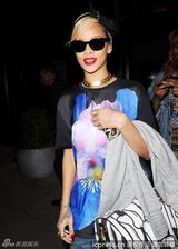 组图：蕾哈娜街拍LOOK 印花T恤搭配骨头图案包