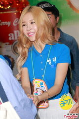 组图：Crayon Pop戴头盔现身握手会 大跳热舞