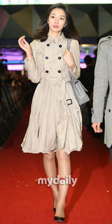 组图：张东健《武士》VIP首映 爱妻与众大腕助阵