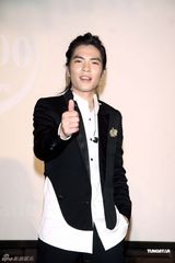 组图：萧敬腾击败金城武获选美妆型男 深情献唱