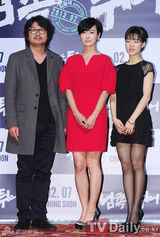 组图：《南方大作战》试映 吴妍秀身着红裙出席