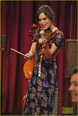 组图：凯拉-奈特莉花裙亮相 大秀小提琴多才多艺