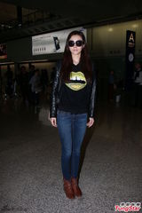 组图：熊黛林憔悴返港 墨镜遮面全程无话