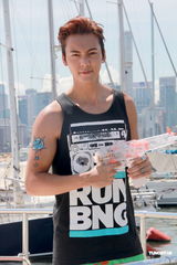 组图：陈伟霆滑浪庆祝出新碟 力撑阿SA走音是难免