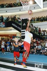 组图：NBA球星霍华德访韩跳马舞与谐星搞笑互动