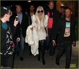 组图：LadyGaga同日上演黑白双煞 长指套似老佛爷