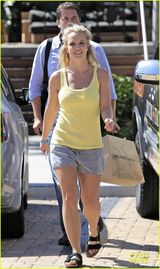 组图：布兰妮夏日穿大棉靴 露壮硕象腿