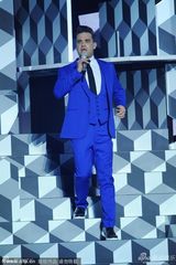 组图：罗比-威廉姆斯蓝西装复古 抢眼献唱全英