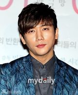 组图：朴哲民基泰英出席《希望和绝望之间》首映