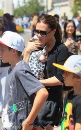 组图：贝克汉姆千金首曝光 小脸肉嘟嘟可爱至极