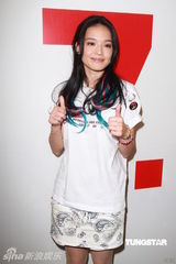 组图：舒淇素雅妆容现身香港为慈善代言