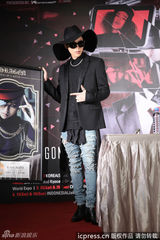 高清图：GD格格巫造型台北造势 笑称拄拐帅