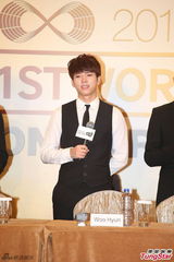 组图：男团INFINITE亮相 黑白配演绎美男范儿