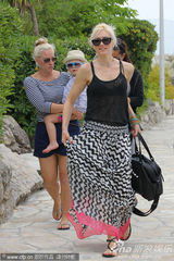 高清图：格温背心长裙举家现身 带爱子感受气氛