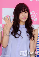 组图：少女时代四成员清新装亮相粉丝会