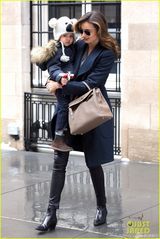 组图：米兰达陪子过三岁生日 弗林戴考拉帽萌呆