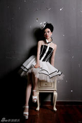 组图：芙蓉姐姐光棍节写真露香肩