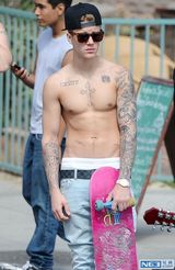 组图：比伯与新模特女友海边嬉戏 不顾裤子滑落