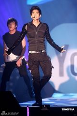 幻灯组图：萧敬腾着铆钉皮衣献唱 卢广仲瑶瑶泯恩仇