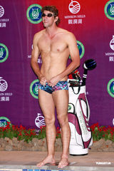 组图：菲尔普斯握高尔夫球杆下水 游泳速度令人惊叹