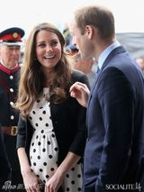 组图：凯特王妃波点裙孕态十足 与两位王子热聊