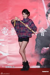 组图：陈嘉桓宣传新片《竞雄女侠》狼吻事件受关注