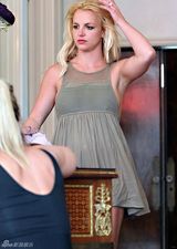 幻灯图集：布兰妮清凉裙装外出购物 嘟嘴表情可爱