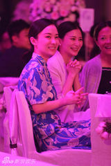 组图：高云翔牵手董璇演唱爱之歌 深情拥抱妻子