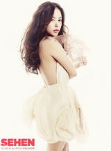 组图：韩星闵孝琳拍大片透视装低胸魅惑