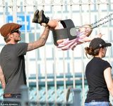 组图：贝克汉姆溺爱吞小七拳头 引长子帅气开怀