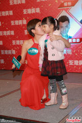 组图：杨怡罗仲谦现身拜年 坦承已见家长