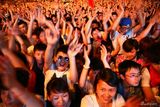 高清：热波音乐节赢来跳舞日 观众和熊猫雨中共舞