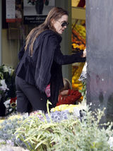 组图：朱莉带3岁爱女买花 维维安似阳光小美女