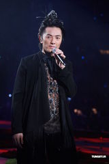 组图：郑伊健开唱遭催婚 女友蒙嘉慧到场欣赏