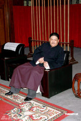 组图：黄奕旗袍装显温婉气质 廖碧儿红衣似女鬼