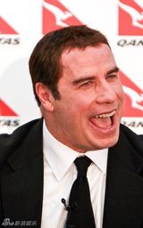 幻灯图集：特拉沃尔塔携全家抵达南非 助阵世界杯