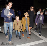 组图：好男人典范！小贝带孩子辣妹负责扮靓