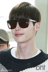 组图：李钟硕飞赴中国站台 休闲装似阳光男孩