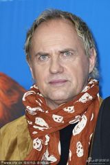 组图：《克鲁德一家》记者会 艾玛斯通靓丽迷人