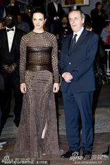 组图：《吸血鬼3D》戛纳首映 艾莎蛇皮纹裙狂野