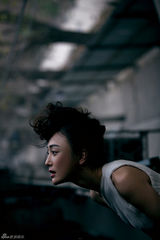 组图：秦岚最新封面曝光 颓废复古风打造时尚潮女