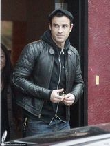 组图：安妮斯顿穿大号西服现身 身材臃肿被疑有孕