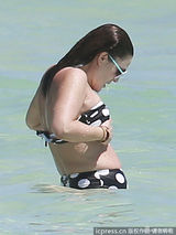 组图：迪亚兹平胸见狗仔快闪 巴里摩尔晒肥肚腩